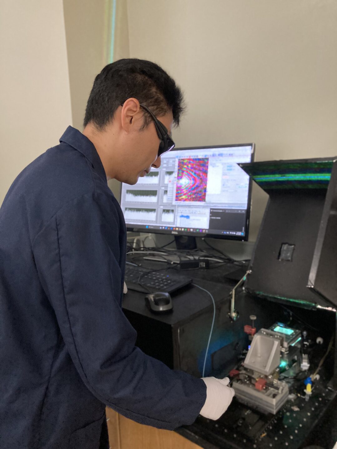 Li operating the device that peers inside LNPs to measure their mRNA payloads.